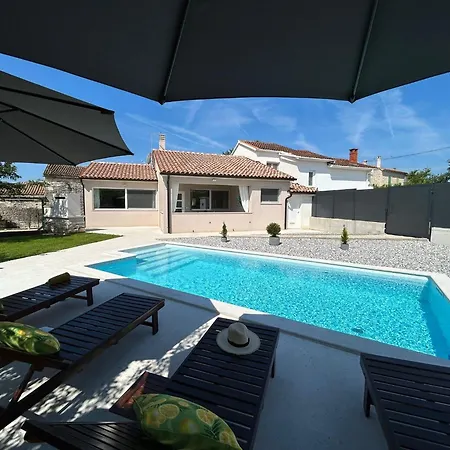 House Diva With A Pool * Svetvinčenat
