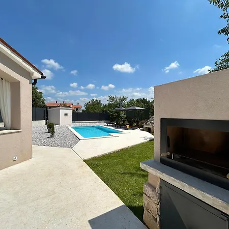 House Diva With A Pool