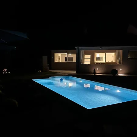 House Diva With A Pool 펜션 *