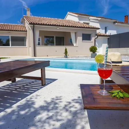 House Diva With A Pool *