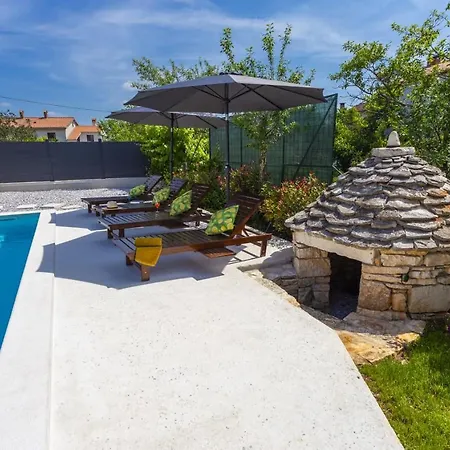 House Diva With A Pool *