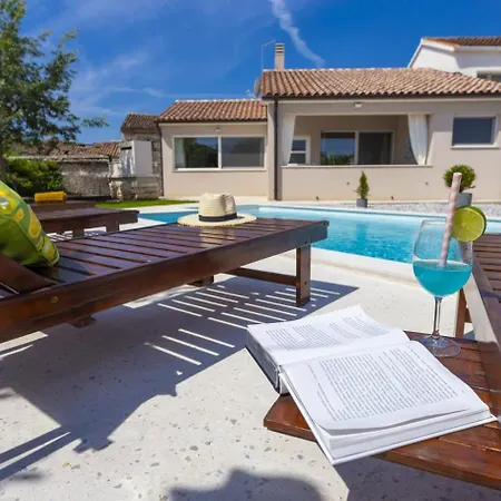 Casa de Férias House Diva With A Pool