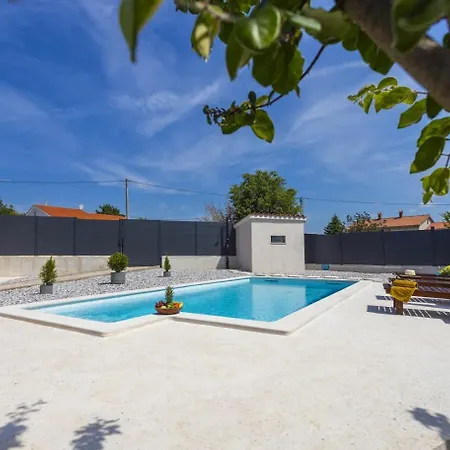 House Diva With A Pool *