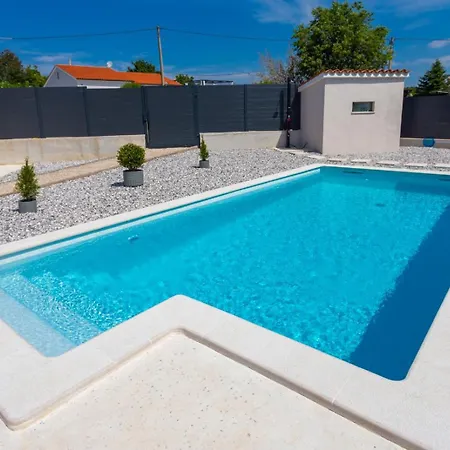 House Diva With A Pool