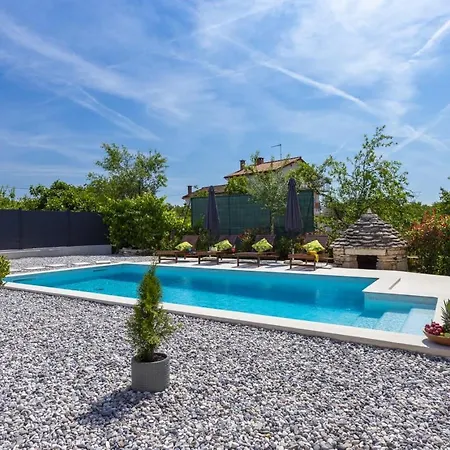 House Diva With A Pool *