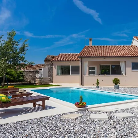 House Diva With A Pool Feriehus