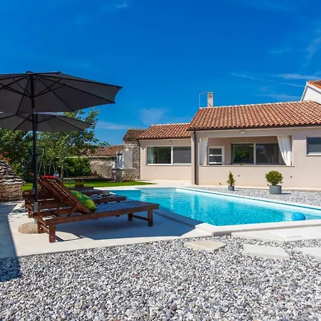 Feriehus House Diva With A Pool Svetvinčenat