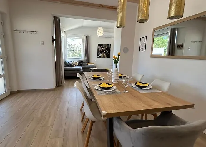 House Diva With A Pool 펜션