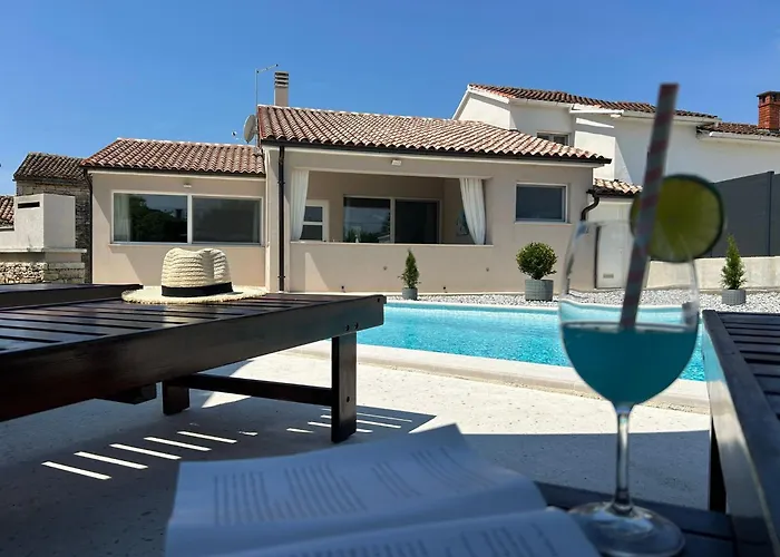 House Diva With A Pool