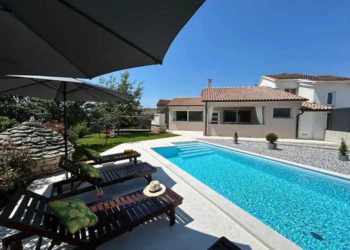 House Diva With A Pool 펜션