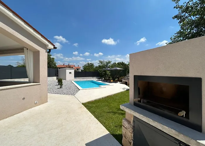 House Diva With A Pool