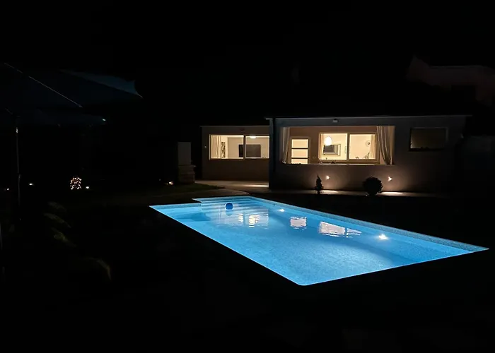 House Diva With A Pool 펜션 *